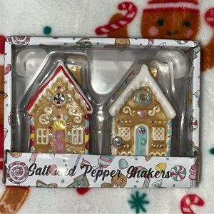 NEW Gingerbread house salt and pepper shakers